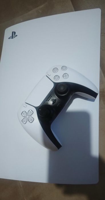 Playstation 5 com disco + comado + 4 jogos