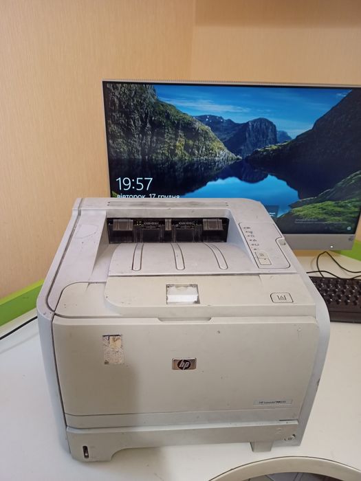 Продам принтер hp2015