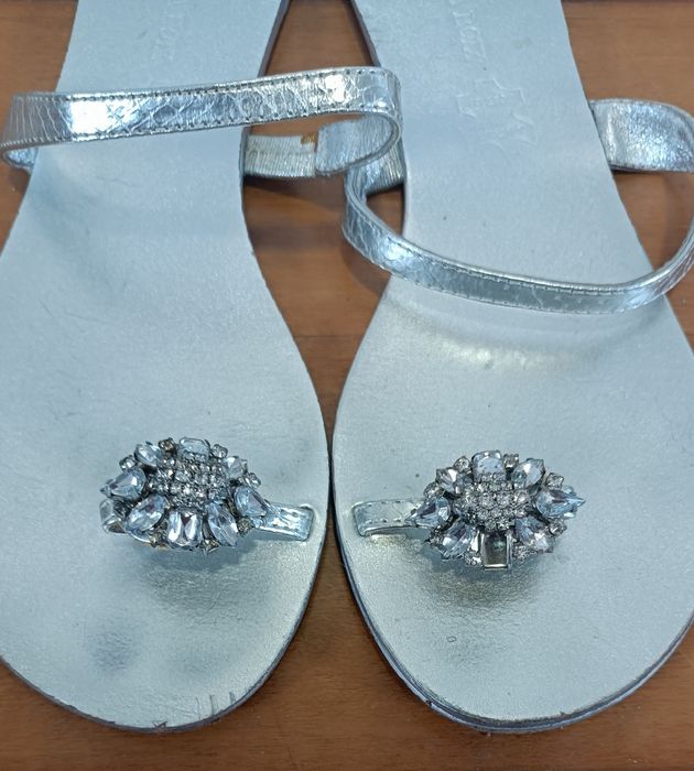 Chinelos prateados com aplicações brilhantes