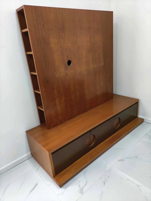 Móvel de TV em madeira de cerejeira