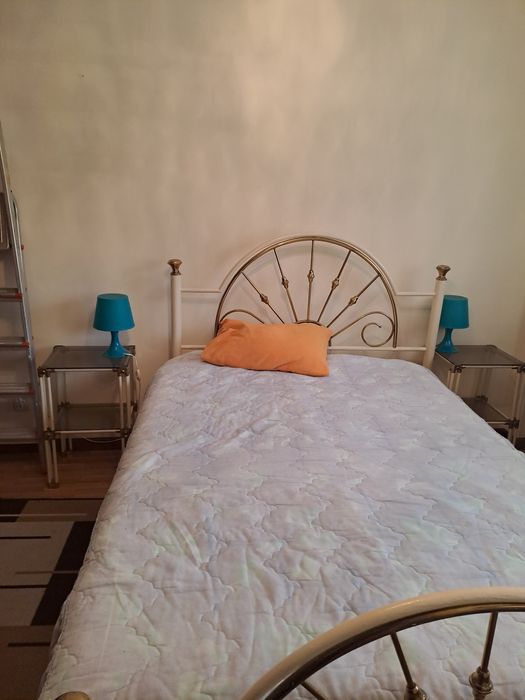 Conjunto cama + mesinhas cabeceira + candeiros