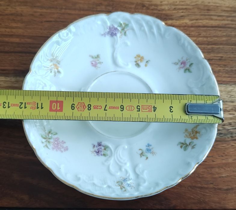 Pozłacana filiżanka w kwiaty Carl Tielsch