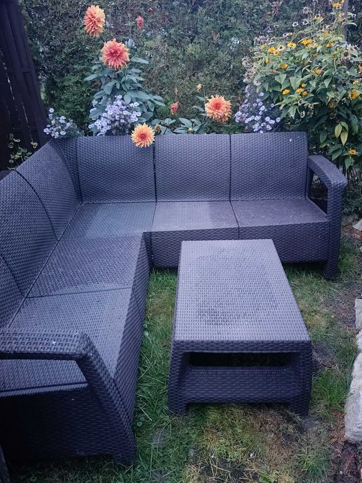 Zestaw mebli ogrodowych do ogrodu, na balkon. Narożnik, stół, ława.