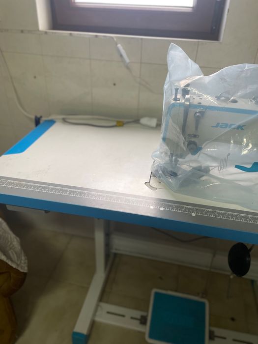 Máquina de costura industrial JACK H2 (com mesa e motor) – Aveiro