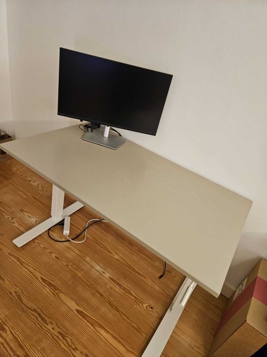 Secretária IKEA TROTTEN (Sit/Stand) 120x70cm – Como Nova / Like New