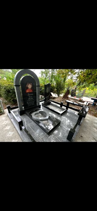 Гранітні памʼятники .Металеві огорожі