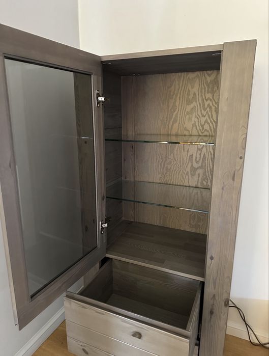 Zestaw drewnianych mebli