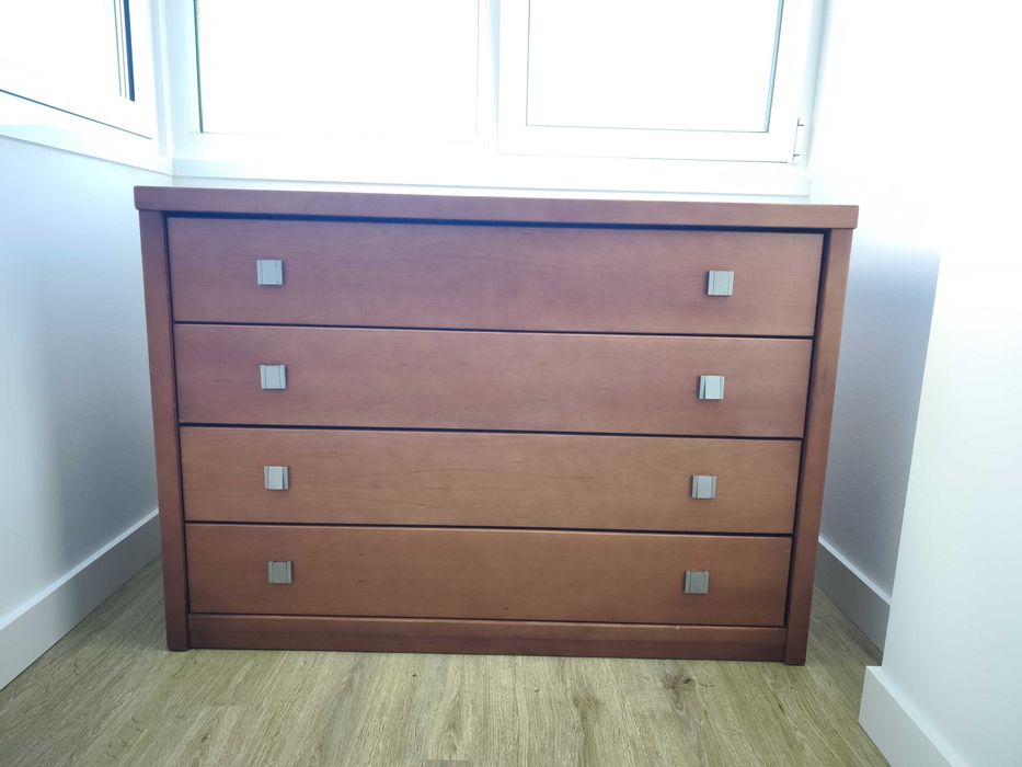 Mobilia de quarto - cama, 2 mesas de cabeceira, cómoda e espelho