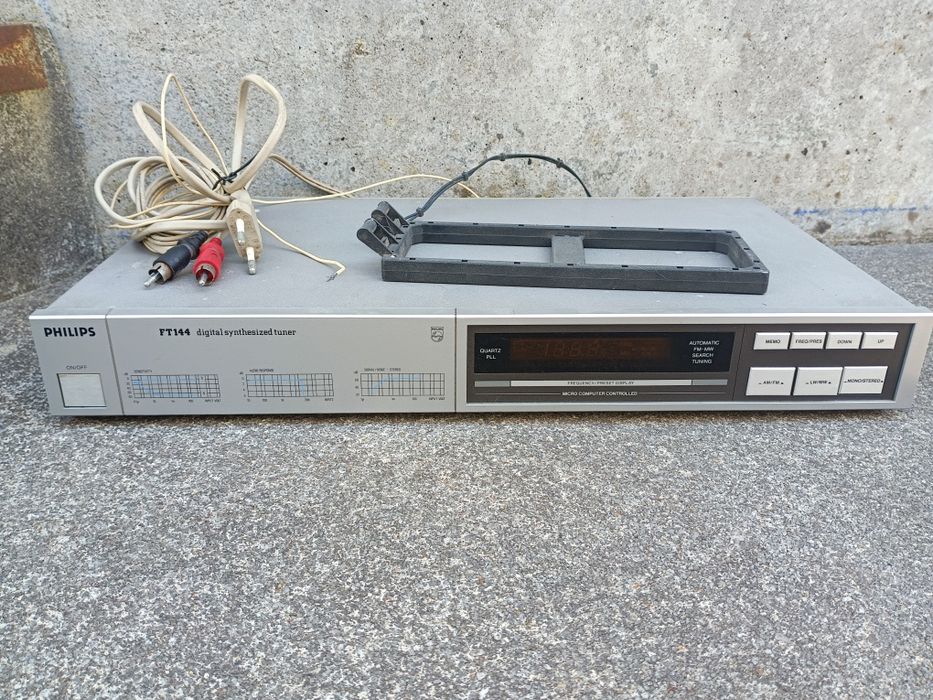 Aparelho sintonizador de rádio clássico (tuner) da marca Philips, modelo FT144