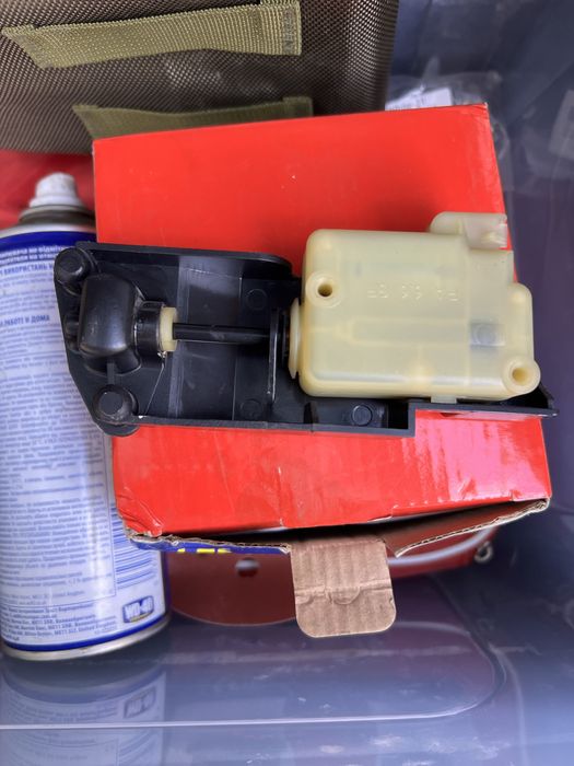 Замок крышки бензобака Вольво