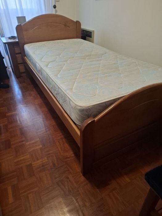 Cama de solteiro em pinho (mel)