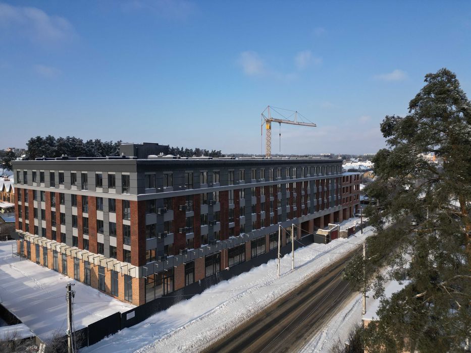 Двоповерхове приміщення з великими вікнами, фасад вул. Соборна