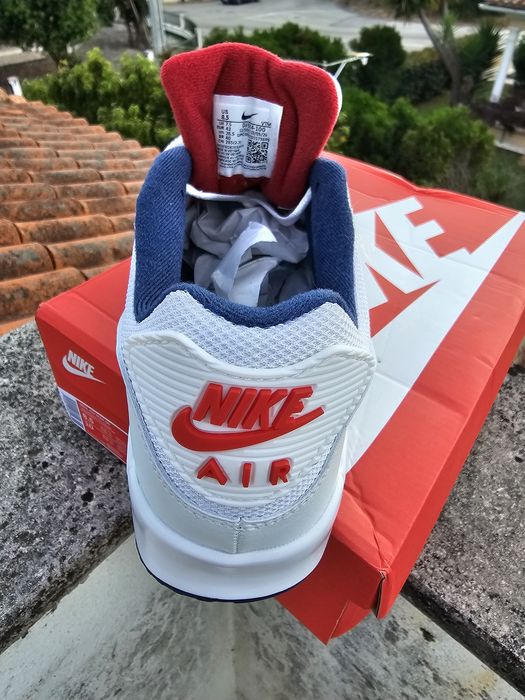 Nike Air Max 90
Branco/Azul/Vermelho -
Tamanho 42 -