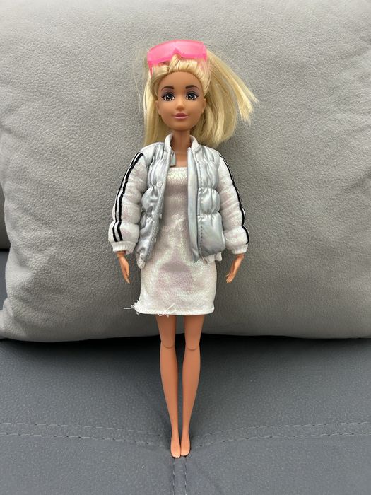 Vendo tres barbies muito bonitas