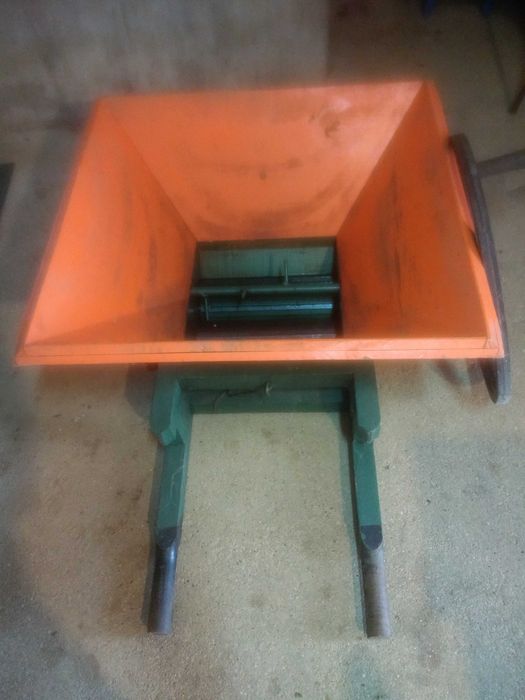 Esmagador de uvas etc, muito bem estimado, optimo funcionamento