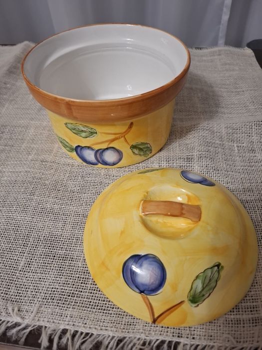 Ceramiczne naczynie z pokrywą