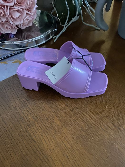 Klapki liliowe żelowe. Bershka