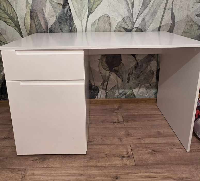 Duże białe biurko z pojemna szafką i szufladą