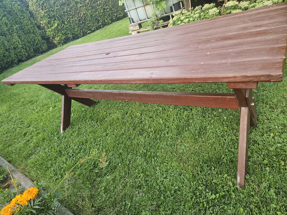 Stół ogrodowy drewniany z otworem na parasol