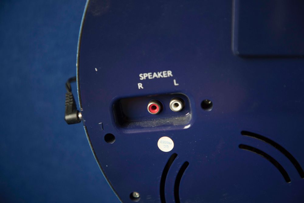 Guitarra com Leitor de CDs e rádio incorporado
