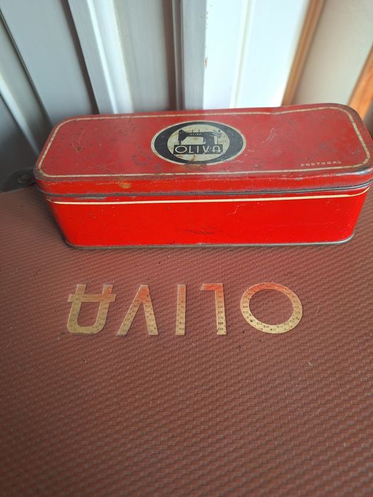 Mala de costura antiga da marca Oliva