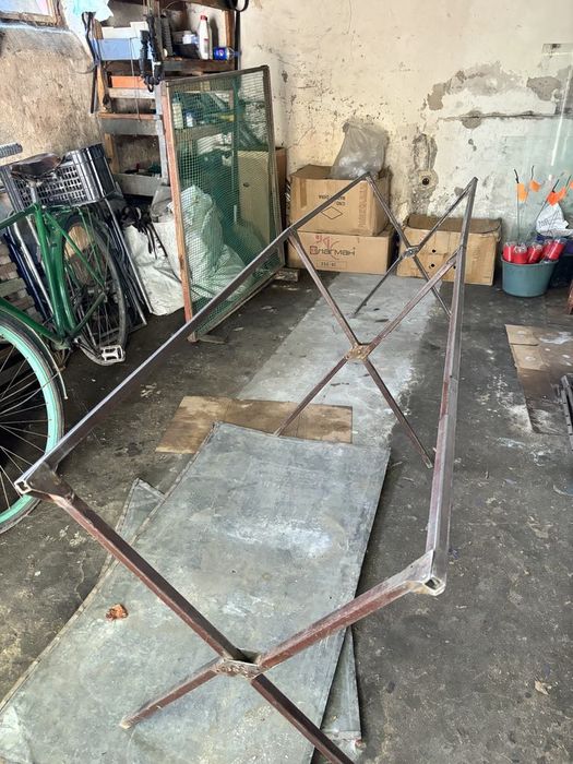 Розкладний металевий стіл з кутника