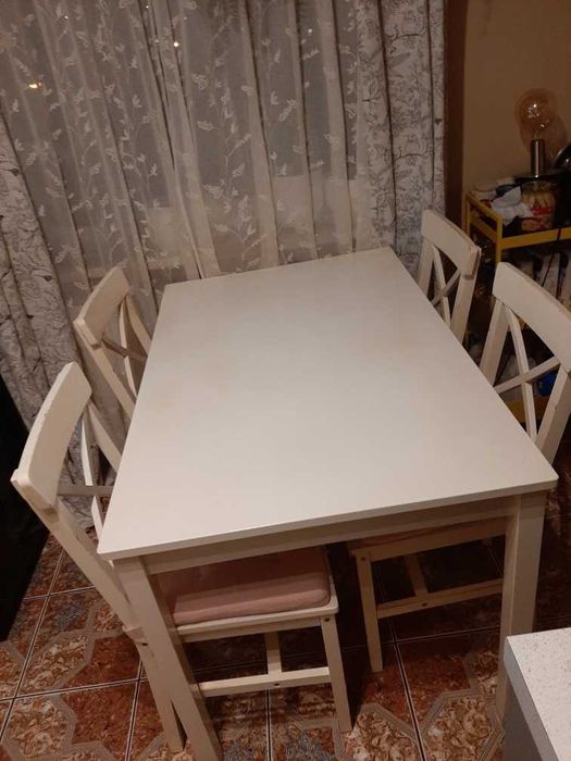 Stol plus 4 krzesla jusk.