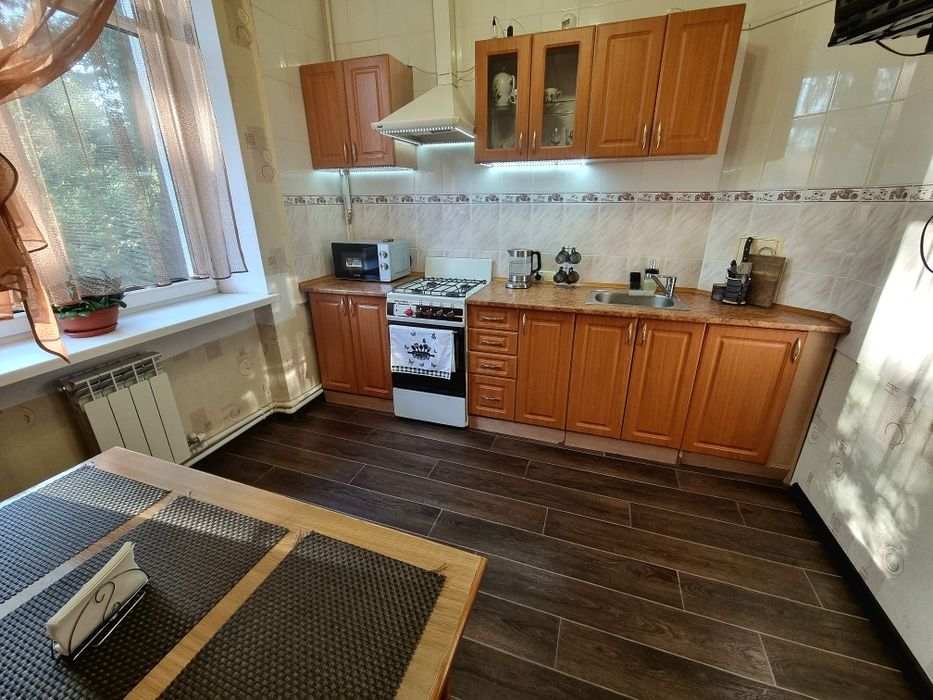 Світло є постійно.індивідуальне  опалення,квартира подобово