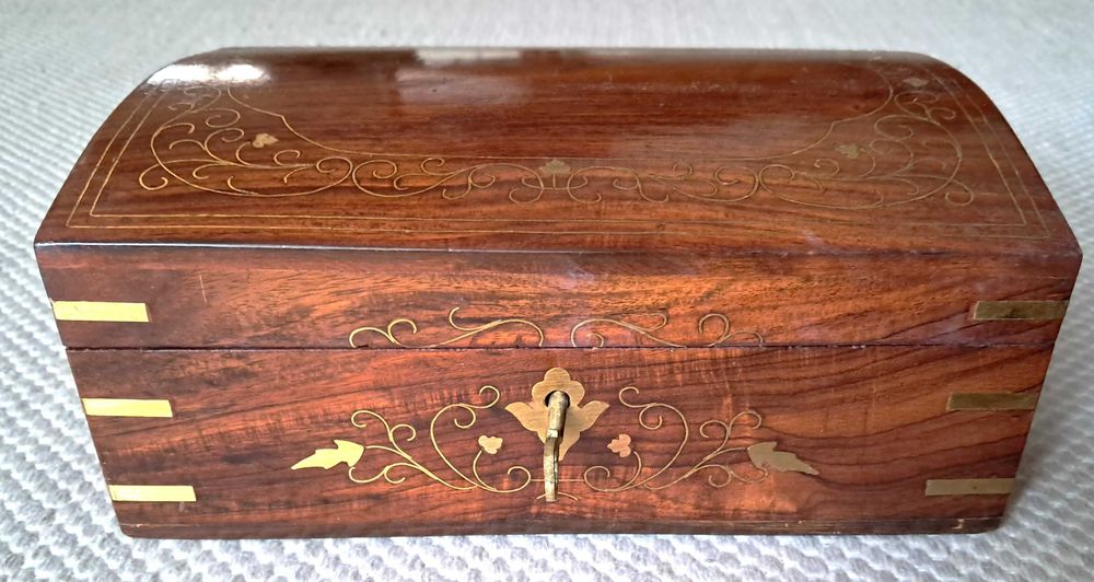 Guarda jóias de madeira com embutidos dourados