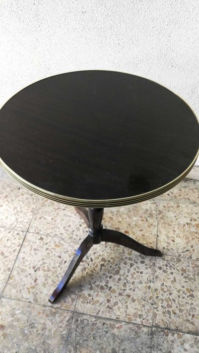 Mesa redonda em madeira