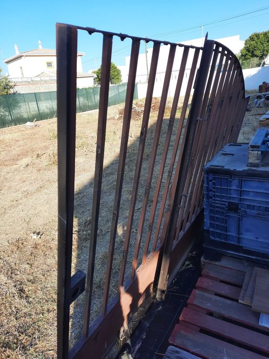 Portão em ferro com porta pequena
