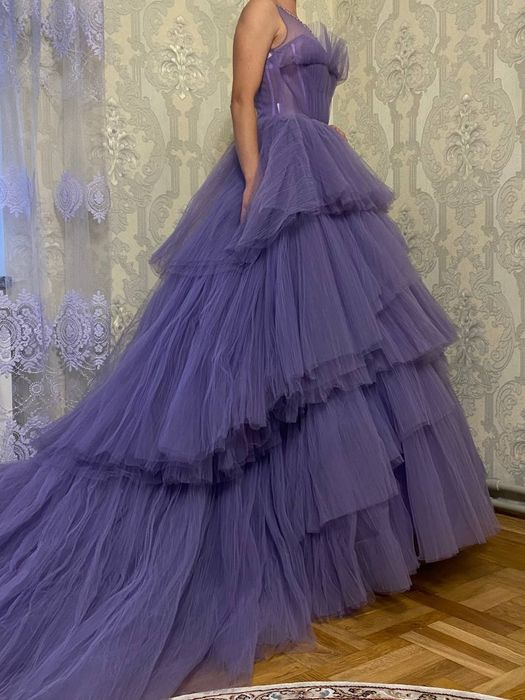 Сукня з довгим шлейфом