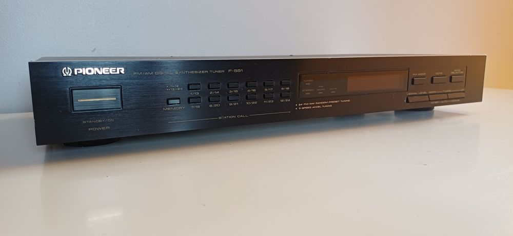 Tuner Pionieer F-551
