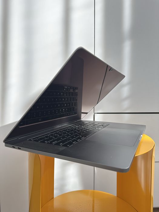 Macbook Pro 16 ідеал 512гб