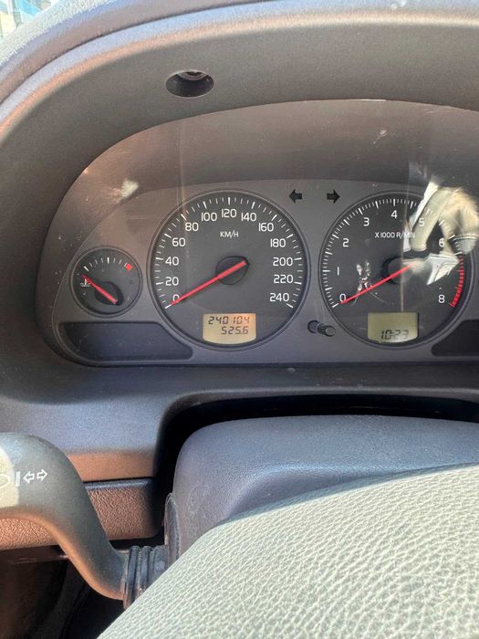 Volvo V40 Carrinha – 240.000 km – Oportunidade (Com ou Sem Jantes Especiais)