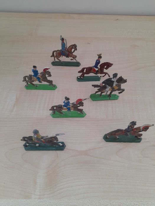 Stare kolekcjonerskie żołnierzyki konna-7szt