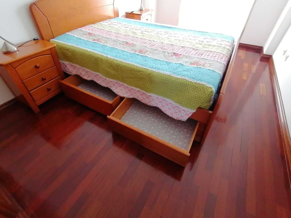 Cama casal, Pinho Mel Maciço, Colchão Ortopéd. incluído (ótimo Estado)