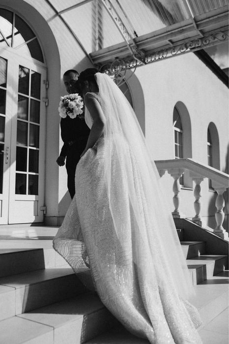 Весільна сукня кольору айворі