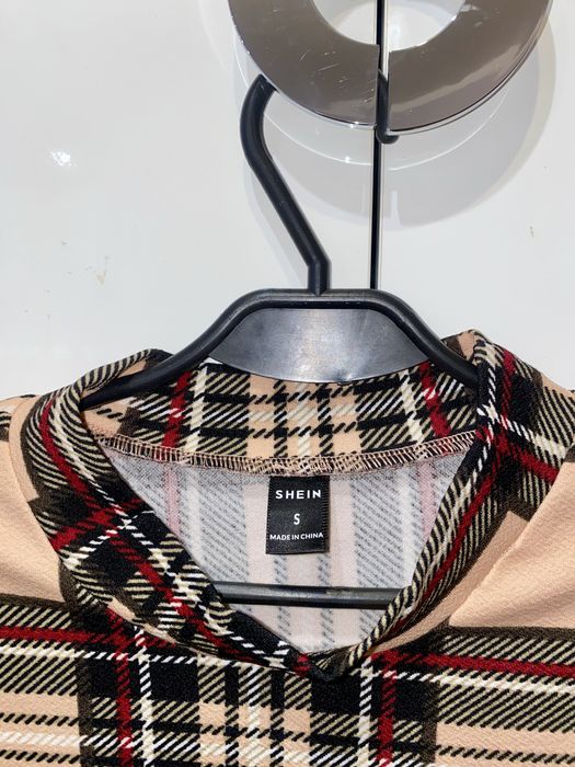 Stylowy sweter w kratę z dlugim rekawem