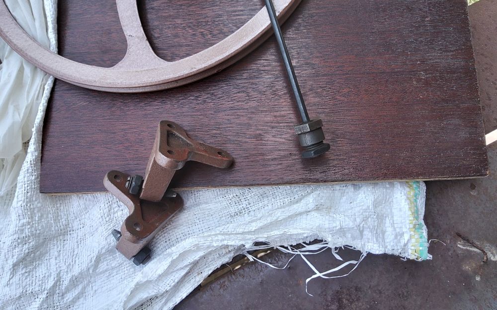 Ножний привод для радянської швейної машинки в повній комплектації.