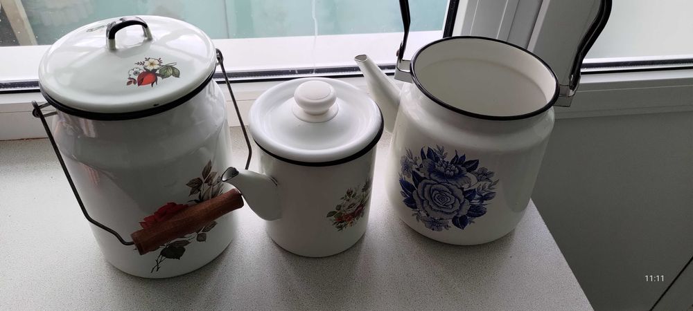 Набір емальованих бідонів та чайників з візерунками