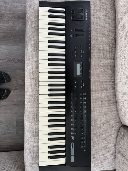 Sentyzator Alesis QS6