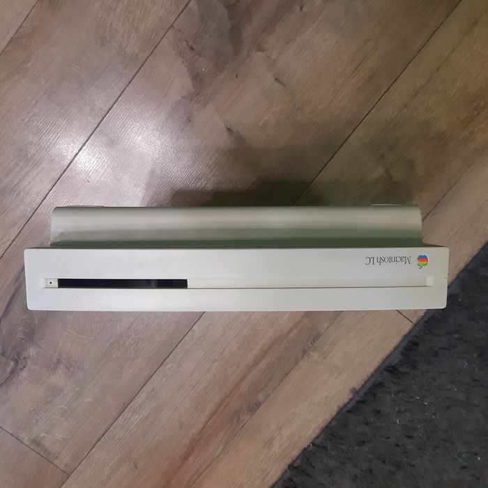 Komputer z monitorem Apple Macintosh LC