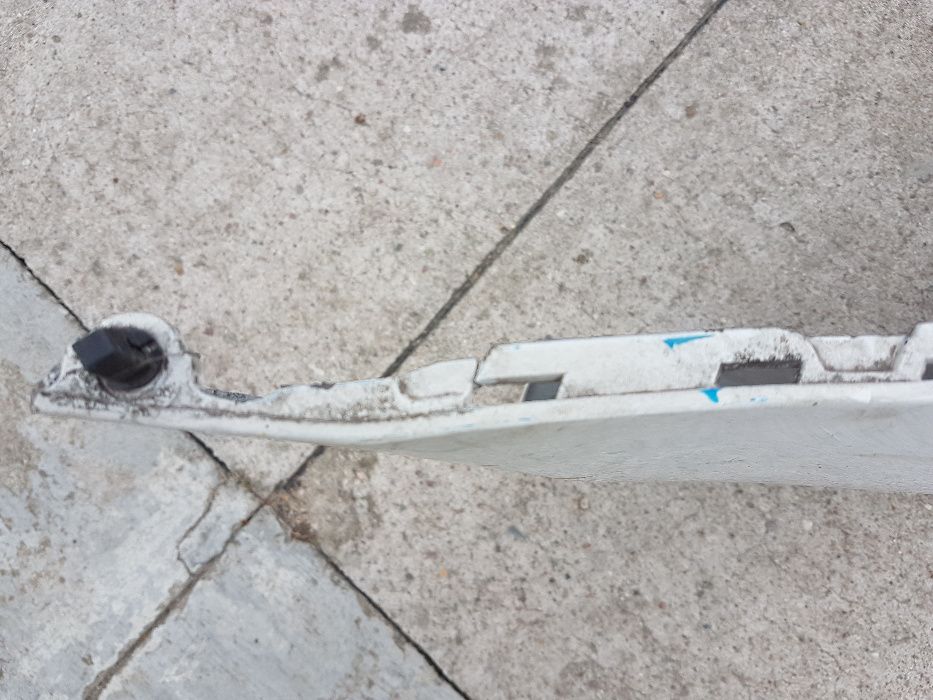 Zderzak przedni VW Golf 6 VI 4xPDC delikatnie uszkodzony