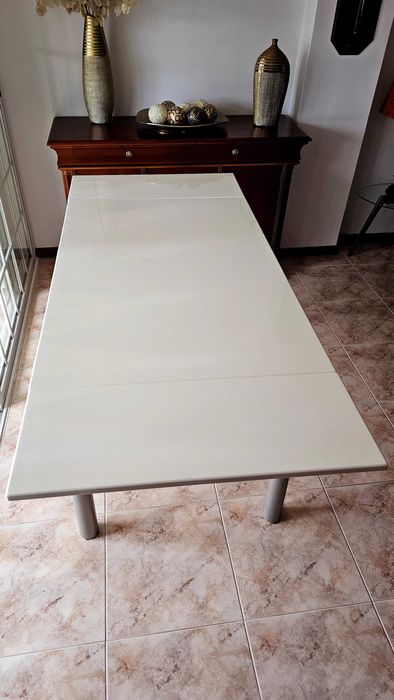 Venda Imperdível: Mesa Extensível Lacada Branca com Pernas Cinza!