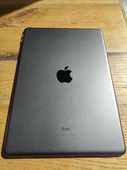 iPad 8 gen. 10,2" 32 GB Wi-Fi + etui
