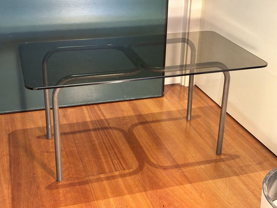 Mesa em vidro fumado