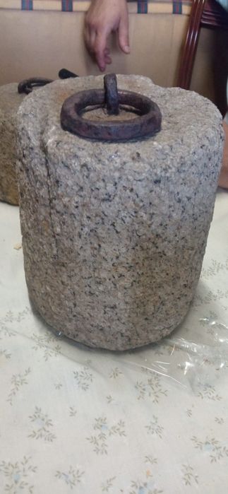 Pedra de amarração em granito, com argola em ferro, muito antiga.