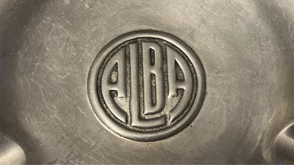 Cinzeiro antigo em alumínio da marca ALBA