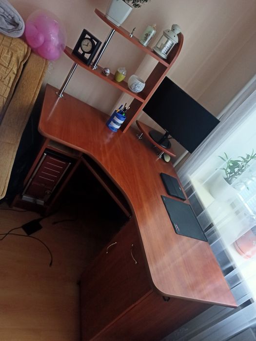 Комп'ютерний стіл